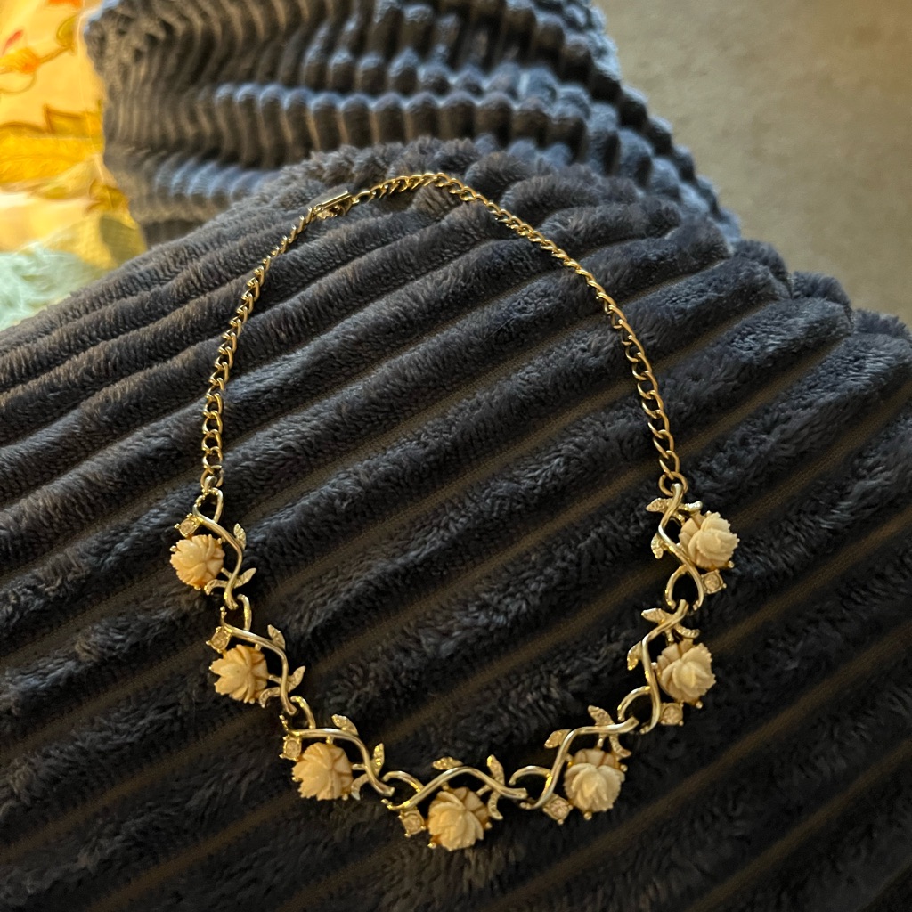 Emmons Cream Rosette Rhinestone With Leaves Silver Tone Necklace Vintage 19$